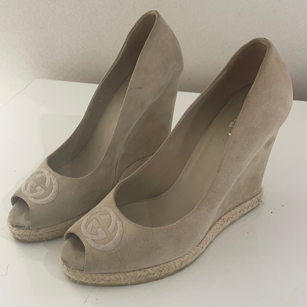 Gucci Suede Open toed wedges